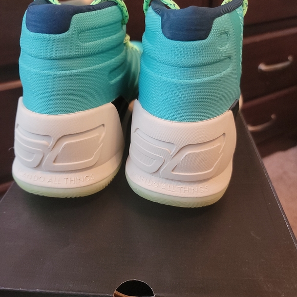 Curry 3 Reign Water main image 6